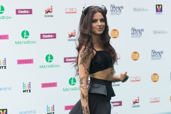 Stunning Celebrity Outfits at the Muz TV Awards Ceremony: Part 2