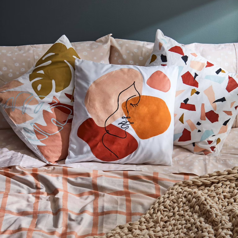 Revamp Your Decor: Turn Old Pillowcases into Trendy Cushion Covers