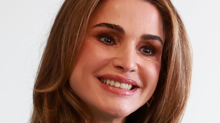 Queen Rania’s Denim Jacket: A Timeless Fashion Statement for Women Over 50