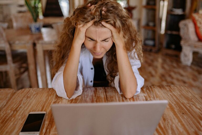 Even a Psychologist Was Fooled! Three Love Stories with Scammers