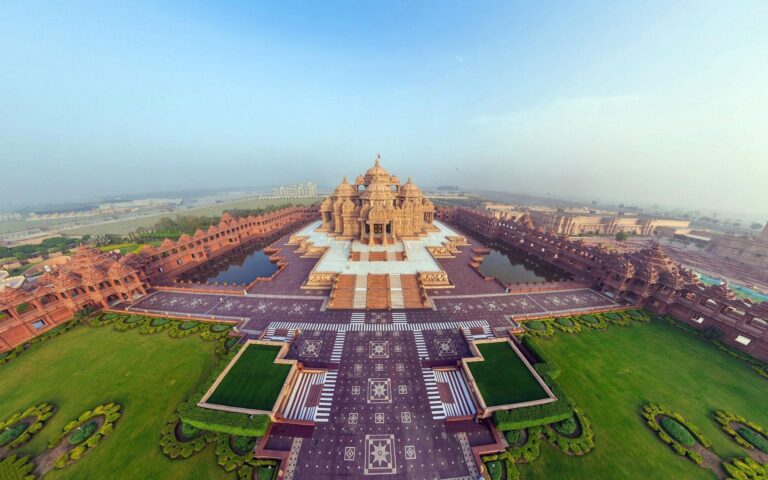 Iconic Places in Delhi: A Journey Through Time and Spirituality