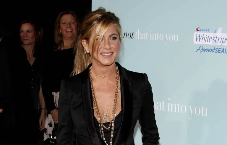 Jennifer Aniston’s Ageless Fitness Secrets: How Women Over 50 Can Stay Strong & Radiant