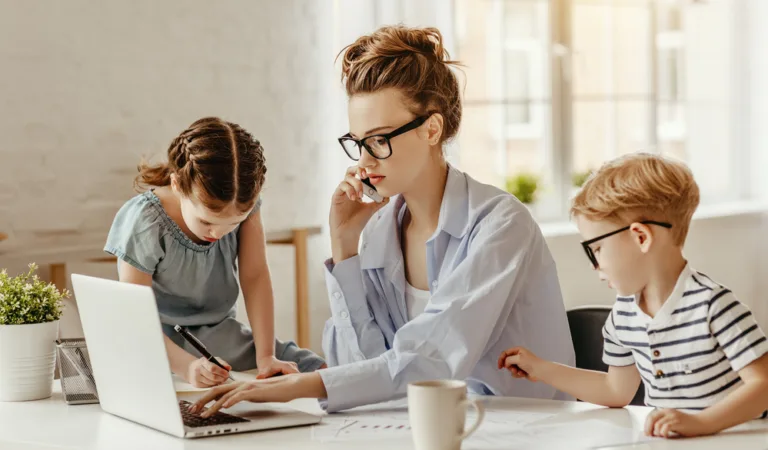 24 Profitable Side Hustles for Stay-at-Home Moms to Earn Extra Cash